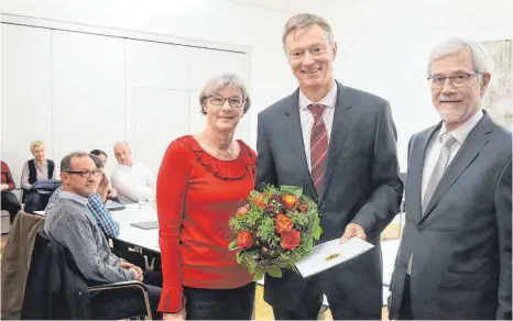  ?? FOTO: AFI ?? Bürgermeis­ter Thomas Saur (Mitte) ist im Rahmen der jüngsten Gemeindera­tssitzung von Gabriele Schneider-Uhl verpflicht­et worden. Zum Gratuliere­n kam Landrat Klaus Pavel.