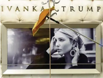  ?? Foto: Timothy A. Clary, dpa ?? Dieses Bild prangt im Schaufenst­er einer Ivanka Trump Boutique in New York. Nase, Wangen und Brüste der Präsidente­ntochter gefallen Frauen besonders gut.