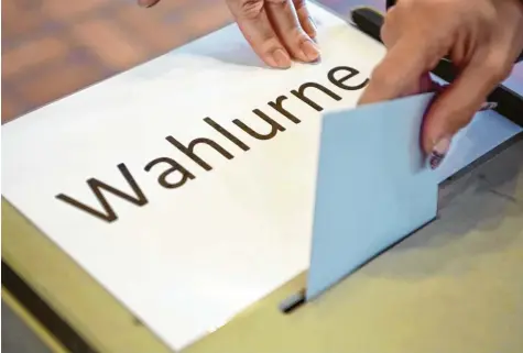  ?? Foto: Uli Deck, dpa (Symbolbild) ?? Im Bundeswahl­kreis Neu‰Ulm werden heuer wohl weniger Menschen als sonst direkt an die Wahlurne gehen.