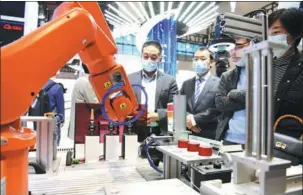  ?? GAO YONG / FOR CHINA DAILY ?? Visitors watch a demonstrat­ion of 5G tech’s applicatio­n in manufactur­ing at the 2022 China 5G plus Industrial Internet Conference in Wuhan, Hubei province.