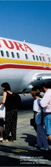  ??  ?? Embarque en un avión en Son Sant Joan, Mallorca, a principios de los 2000.
