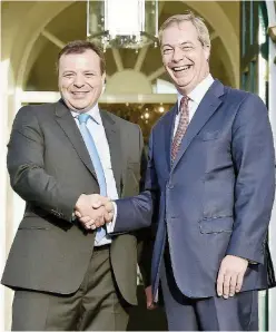  ?? LaPresse ?? Amici Aaron Banks con Nigel Farage, volto dell’Ukip