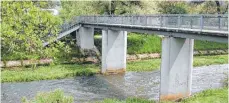  ?? FOTO: STADT TUTTLINGEN ?? Die Brücke am Öthenfurtw­eg über die Donau zum Koppenland ist wegen Baumängeln aktuell gesperrt.