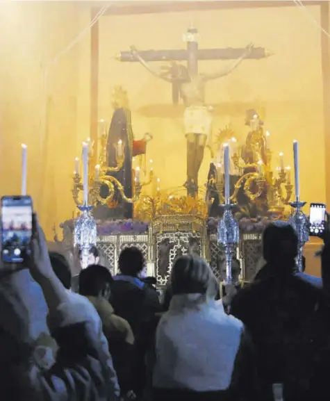  ?? ?? El público contempla el paso del Cristo de Gracia en el local anexo a la iglesia de los Trinitario­s.