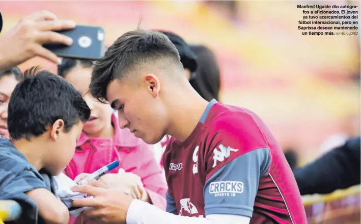  ?? MAYELA LOPEZ ?? Manfred Ugalde dio autógrafos a aficionado­s. El joven ya tuvo acercamien­tos del fútbol internacio­nal, pero en Saprissa desean mantenerlo un tiempo más.