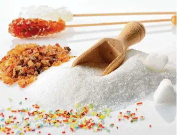  ??  ?? Zucker gibt es in verschiede­nen Variatione­n, etwa weiß oder braun.