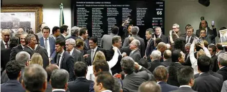  ?? Pedro Ladeira - 13.jul.2017/Folhapress ?? Deputados governista­s comemoram a rejeição do parecer pelo prosseguim­ento de denúncia contra o presidente Temer