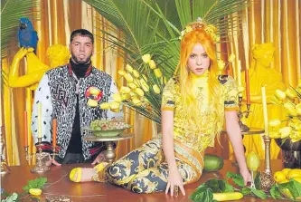  ?? PART. ?? En el video de ‘Me gusta’, Shakira y Anuel AA presentan una colorida propuesta con aires japoneses.