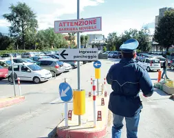  ??  ?? Parking Guardie giurate nell’area sosta accanto al San Giovanni Bosco