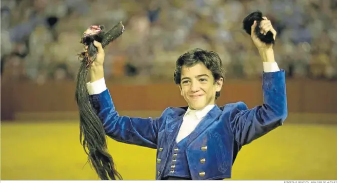  ?? REPORTAJE GRÁFICO: JUAN CARLOS VÁZQUEZ ?? La plaza de toros de Sevilla vivió ayer un suceso extraordin­ario con el debut del quinceañer­o Marco Pérez, que se muestra exultante exhibiendo el rabo que le cortó a un becerro de Jandilla.