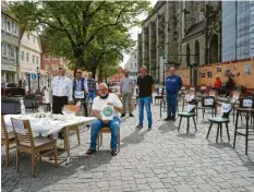  ?? Foto: Anton Färber ?? Protestier­en gegen das drohende Aus: Nördlinger Gastwirte beteiligen sich an der bundesweit­en Aktion „Leere Stühle“.