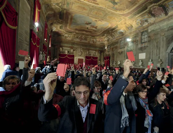  ??  ?? Cartellini rossi Un momento della protesta dei cancellier­i nel Salone dei Busti a Castel Capuano