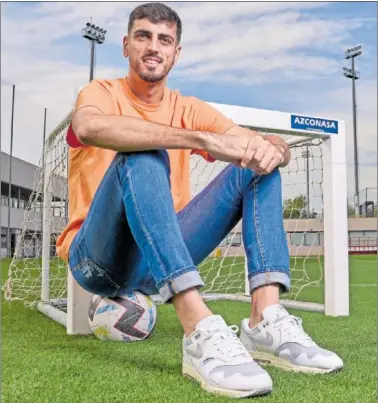  ?? ?? Alejandro Catena posa para AS en la Ciudad Deportiva del Rayo.