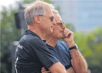 ?? FOTO: IMAGO ?? The same procedure as every year – Michael Reschke (vorn) und Wolfgang Dietrich suchen einen Trainer.