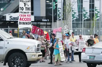  ?? TROY FLEECE ?? About 60 protesters were on the corner of 10th Avenue and Elphinston­e Street in Regina on Thursday night trying to slow down access to the annual Premier’s Dinner being held at the Credit Union EventPlex.