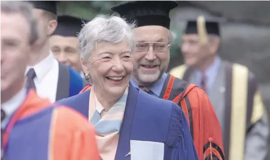  ?? CHRIS MIKULA/FILES ?? Former Ottawa mayor Marion Dewar receives an honourary doctorate at Carleton University in 2009 in recognitio­n of her achievemen­ts.