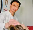  ?? Foto: Th.orsten Eckert ?? Chunhua Cen ist Doktor der Traditione­llen Chinesisch­en Medizin.