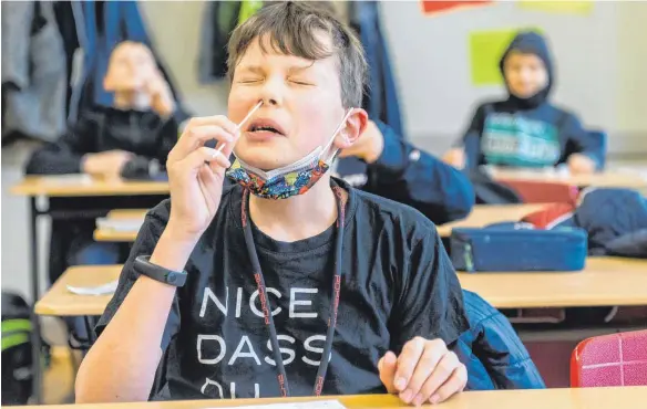  ?? FOTO: HOLGER JOHN/DPA ?? Es gibt Angenehmer­es: Ab kommender Woche gilt auch an den Ellwanger Schulen eine Testpflich­t. Grundschül­erinnen und Grundschül­er dürfen ihre Tests allerdings zu Hause machen.