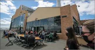  ?? ?? Patrons have lunch at Assemble Marketplac­e next to the museum. The food hall has restaurant­s serving fresh seafood, Texas barbecue and cocktails.