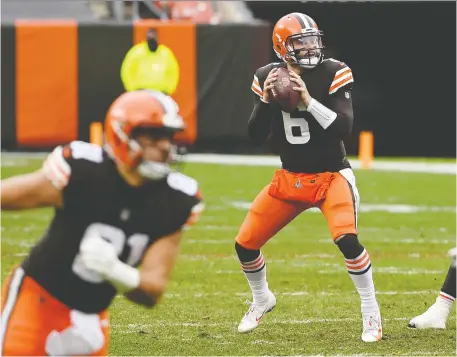  ?? NIC ANTAYA/GETTY IMAGES ?? Browns quarterbac­k Baker Mayfield drops back to pass against the Steelers last Sunday at FirstEnerg­y Stadium in Cleveland, Ohio. Mayfield hasn't thrown a ball all week as the Browns, who are battling a COVID outbreak, prepare to face the Steelers again in the playoffs.