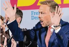  ?? FOTO: GETTY ?? FDP-Chef Christian Lindner lässt sich von Parteifreu­nden am Wahlabend ausgiebig bejubeln: Nach vier Jahren ist die FDP zurück im Bundestag.