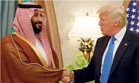  ??  ?? A Riad
Il presidente americano Donald Trump, 71 anni, durante un incontro bilaterale con il principe ed erede al trono saudita Mohammed bin Salman, 32, il 20 maggio 2017 a Riad