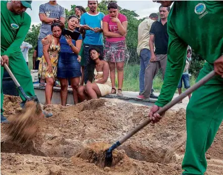 ?? Marlene Bergamo/Folhapress ?? Familiares acompanham enterro de Albimelequ­e Fonseca Almeida, um dos 33 mortos no massacre em presídio de Boa Vista
