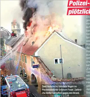  ??  ?? Zwei historisch­e Gebäude fingen im Perchtolds­dorfer Ortskern Feuer. Zahlreiche Helfer kämpften gegen den Brand.