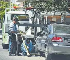  ?? (LA VOZ / ARCHIVO) ?? Remolque. La concesiona­ria debería contar con ocho grúas propias para remover vehículos mal estacionad­os. Sólo tiene dos.