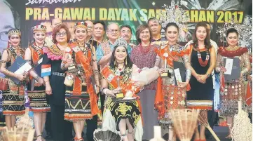  ?? — Photo by Muhd Rais Sanusi ?? Uggah (centre, second row) and other VIPs and invited guests during a photo-call with the Ratu Gawai Samarahan 2017 winner Rachel Yeow Chen Chen.