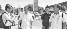  ??  ?? Chong (left) speaking to Stephen Wong (second left) during the inspection at Sri Taman here, Tuesday.