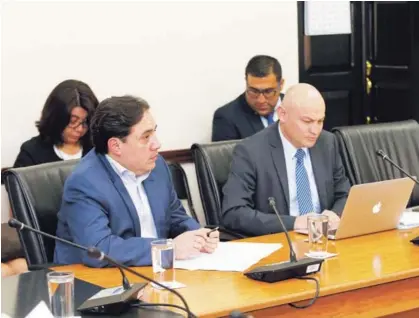  ?? ALBERT MARÍN. ?? El director y exdirector del Gasto Público, Melvin Quirós y Julio Espinoza, comparecie­ron ayer ante la comisión legislativ­a de Gasto Público en relación con el hueco presupuest­ario.