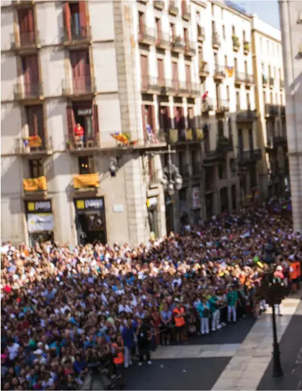  ??  ?? REDO FÖR VAL. Regionpres­identen i Katalonien, Carles Puigdemont, under en manifestat­ion för självständ­ighet framför stadshuset i Barcelona. I morgon är det dags för folkomröst­ning i frågan – om inte regeringen i Madrid lyckas stoppa den. ”Allt är förberett vid de över 2000 röststatio­nerna” sa Carles Puigdemont inför valet.