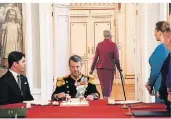  ?? FOTO: AFP ?? Margrethe (hinten) verlässt die Sitzung des Staatsrats, ihr Sohn Frederik nimmt als König ihren Platz ein.