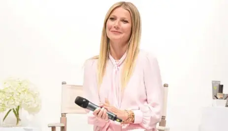  ?? HOLT RENFREW ?? Gwyneth Paltrow at Holt Renfrew, where she talked about her Juice Beauty collection, until she encountere­d a question that left her at a loss for words.