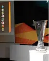  ??  ?? El trofeo de la competenci­a, durante el sorteo de ayer.