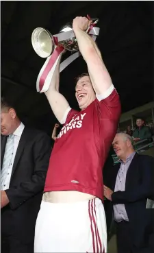  ?? Photo by Tom O’Donoghue ?? Causeway captain Muiris Delaney lifts the Neilus Flynn Cup last September