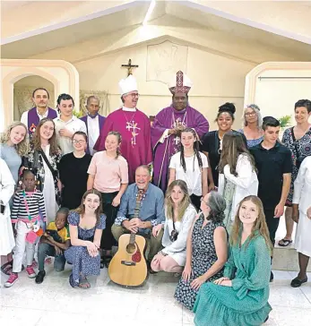  ?? ?? El obispo Castro Marte y el sacerdote estadounid­ense Robert junto a otros religiosos.