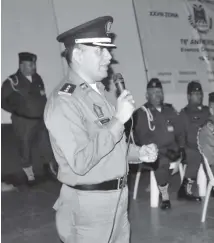  ?? LUIS MUÑIZ ?? AGUSTÍN Badillo Tristán, primer comandante de la zona Tamaulipas, en los momentos de dirigir emotivo mensaje.