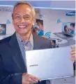  ??  ?? Jim Paredes with the new Samsung Series 9 Notebook, currently the world’s thinnest 15-inch notebook.