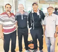  ??  ?? SAMBUT: Awang Mahyan (kiri) menyambut ketibaan Dr Simon (dua kiri) bersama Zuraidi (dua kanan) di Lapang Terbang Antarabang­sa Kuching (LTAK) semalam.