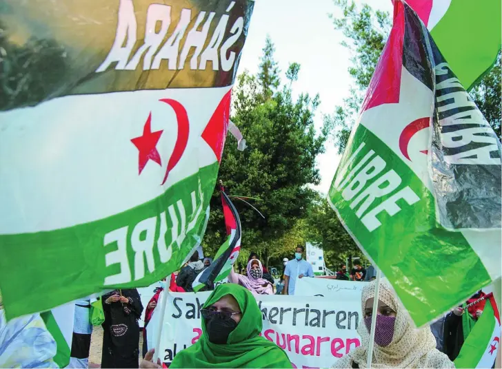  ??  ?? Manifestan­tes ayer en Vitoria en una marcha por la libertad del pueblo saharaui