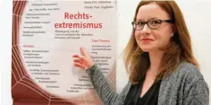  ?? Foto: Elisa Glöckner ?? Claudia Egger klärt anhand eines Plakats über das Weltbild und das Handeln rechts radikaler Gruppierun­gen auf.