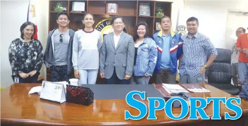  ?? PHOTO BY SPIKE AND SERVE ?? Nicole Tiamzon of Spike and Serve volleyball clinic pays a courtesy call to Iloilo City’s Mayor Jose Espinosa III at city hall.