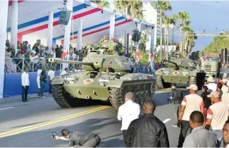  ?? KELVIN MOTA ?? Brigadas y unidades del Ejército Dominicano durante el desfile.