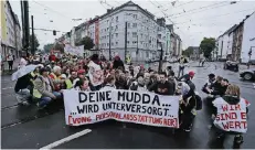  ?? FOTOS (2): VEIT METTE ?? Im Anschluss an die Kundgebung zogen die Klinik-Mitarbeite­r in einem Demonstrat­ionszug zum Zakk.