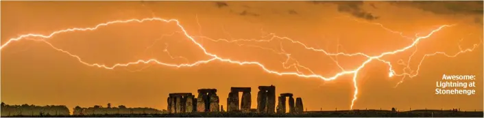  ?? ?? Awesome: Lightning at Stonehenge