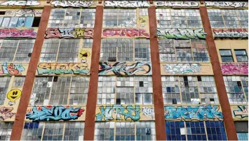  ?? Foto: dpa ?? Blick auf eine ehemals graffitive­rzierte Lagerhaus Fassade im New Yorker Stadtteil Queens. Dann wurde mit weißer Farbe über tüncht – und nun muss der Eigentümer eine Millionen Entschädig­ung an die Künstler zahlen.
