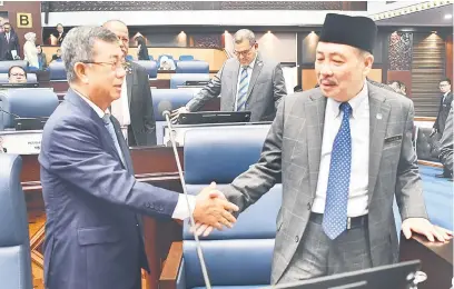  ?? ?? SIDANG DUN: Hajiji (kanan) bersalam dengan Timbalan Ketua Menteri yang juga Menteri Kerajaan Tempatan dan Perumahan Datuk Seri Panglima Dr. Joachim Gunsalam semasa menghadiri Mesyuarat Pertama Penggal Kelima DUN Sabah.