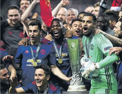  ?? FOTO: GETTY ?? La plantilla del United celebra al completo la consecució­n de la Europa League